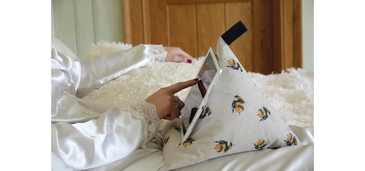 Ipad tablet pillow stand
